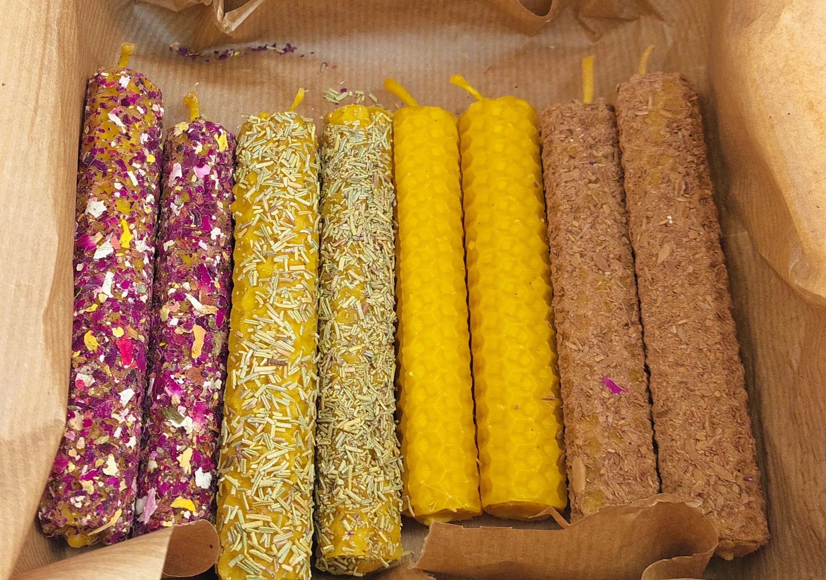 Set de Velas de Cera de Abeja Artesanal con Pétalos