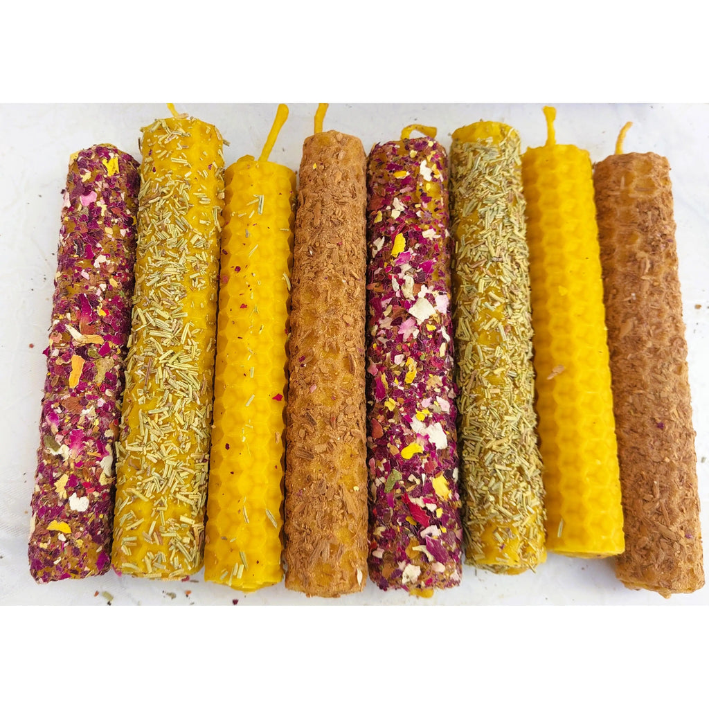 Set de velas artesanales de cera de abeja con pétalos de rosa canela y romero para rituales