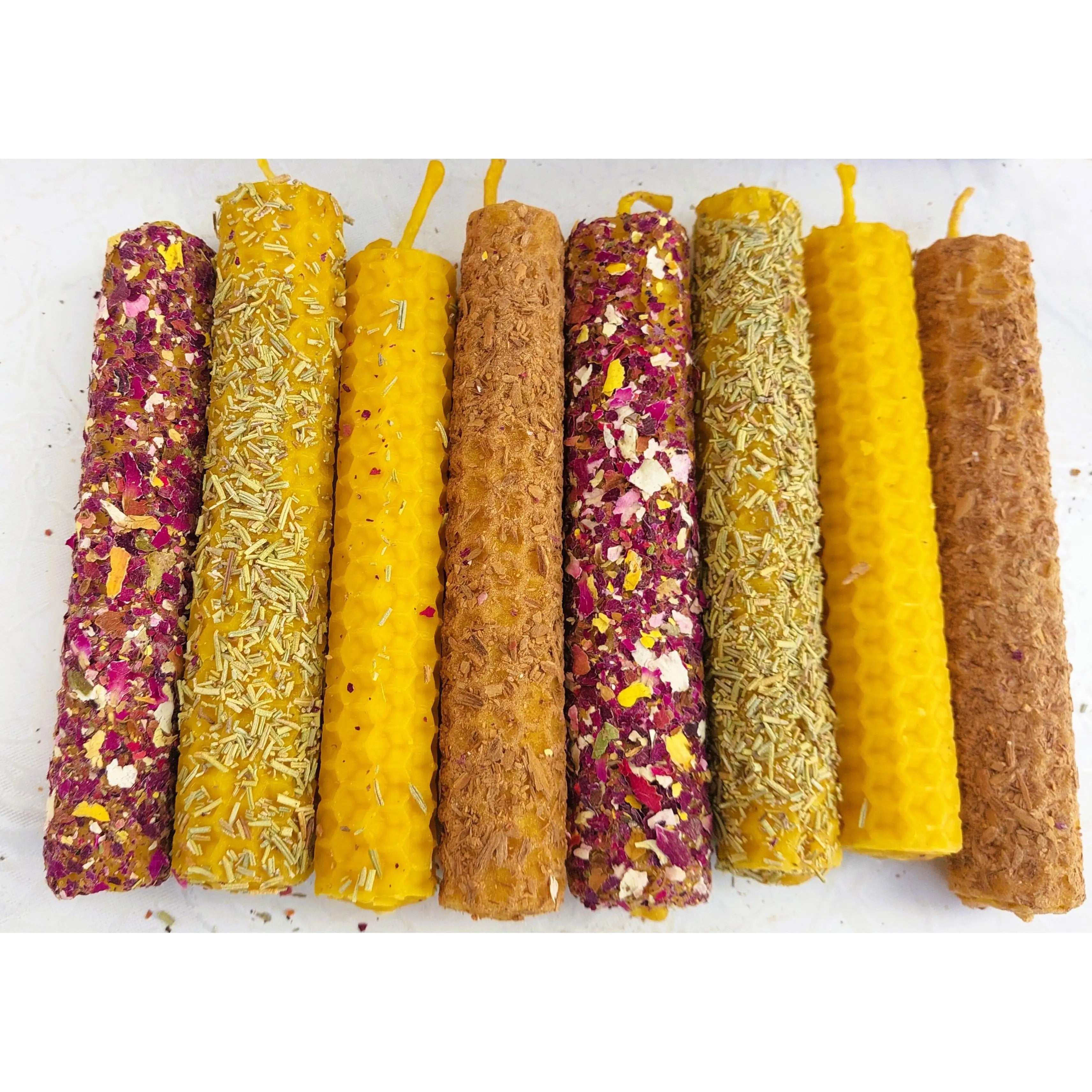 Set de velas artesanales de cera de abeja con pétalos de rosa canela y romero para rituales